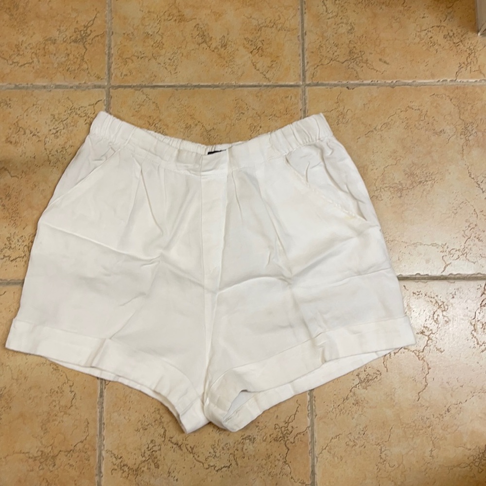 Whit dressy pull on shorts